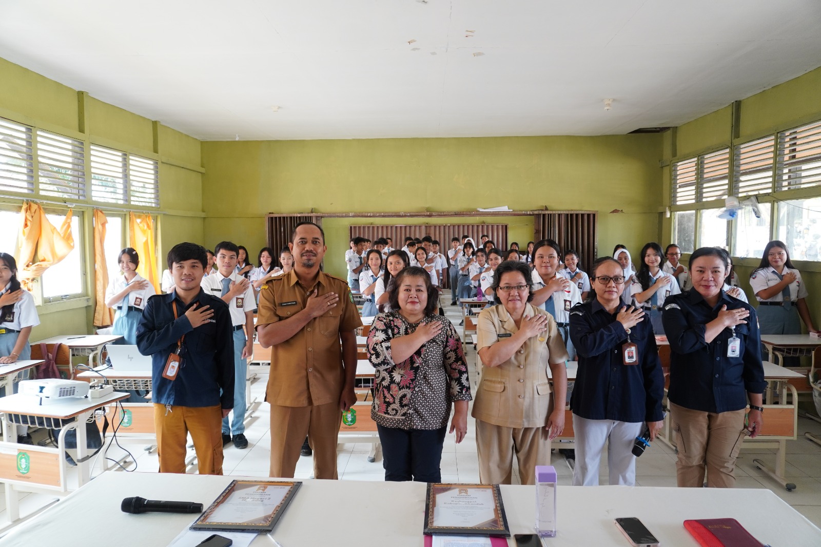 Sosialisasi dan Pendidikan Pemilih Kepada Pemilih Pemula SMA Negeri 2 Ngabang